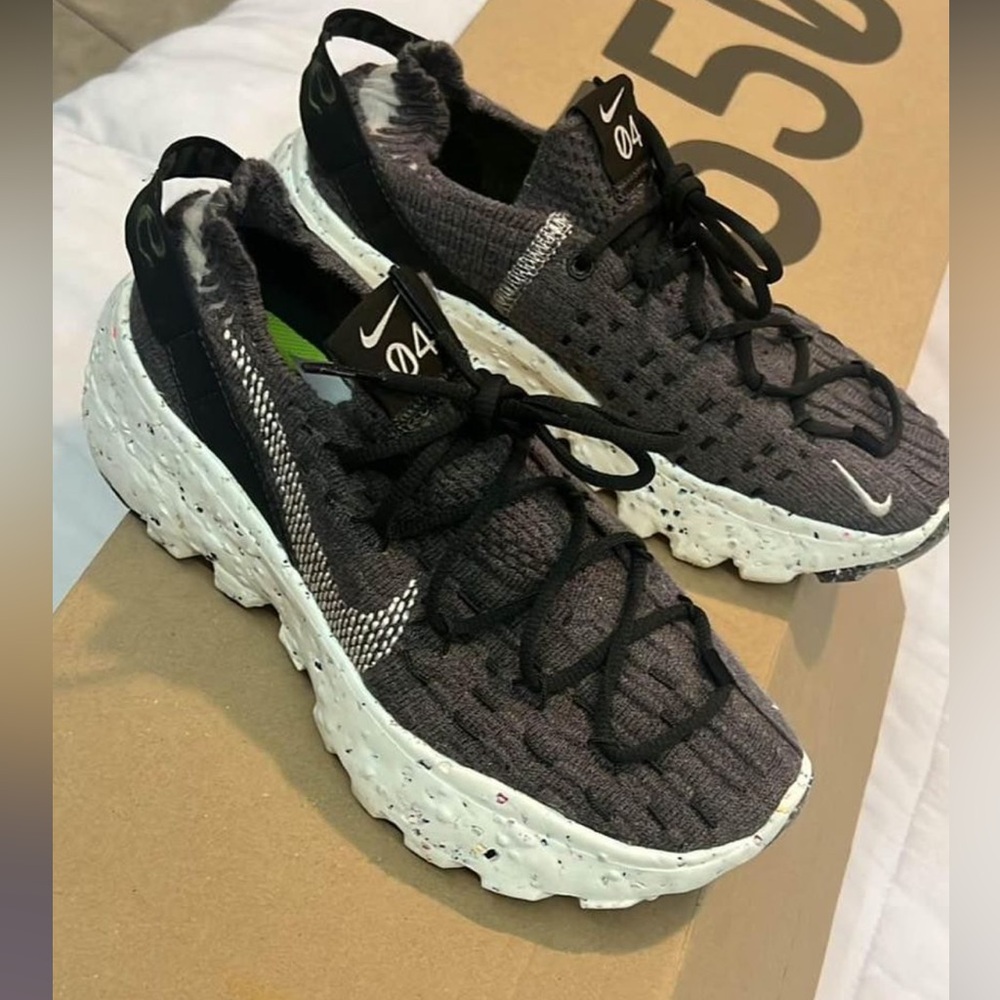 Women’s Nike Space Hippie 04 / Size 5.5